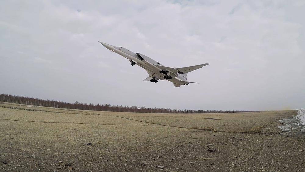 Бомбардировщики Ту-22МЗ пролетели над Черным морем (видео)