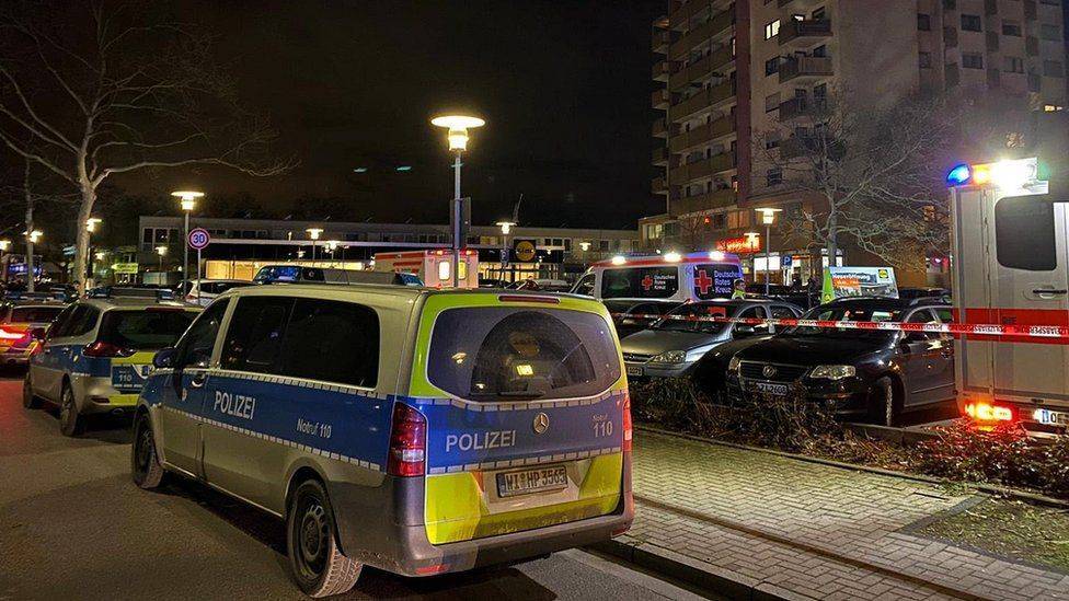 В немецком городе Ханау десять человек погибли при стрельбе в барах