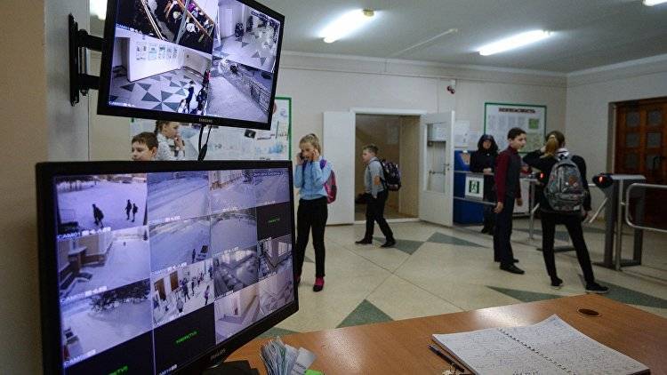 В Симферополе усилили охрану школ из-за готовившихся терактов в Керчи