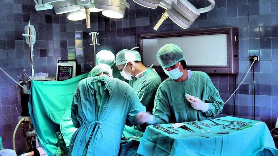 Столичные хирурги первыми в мире удалили огромную кисту с помощью робота