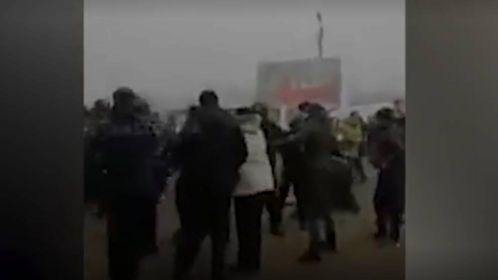 Украинцы устроили стычки с полицией из-за прибытия эвакуированных из Китая