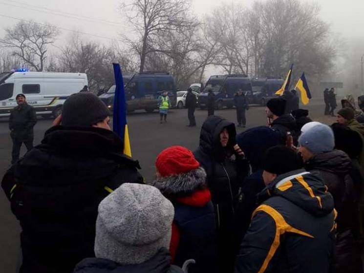 В Украине произошли стычки полиции с местными жителями, протестующими против размещения эвакуированных из Китая