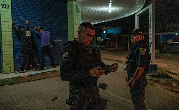 Globo (Бразилия): нападение военной полиции на двух подростков в школе города Сан-Паулу сняли на видео