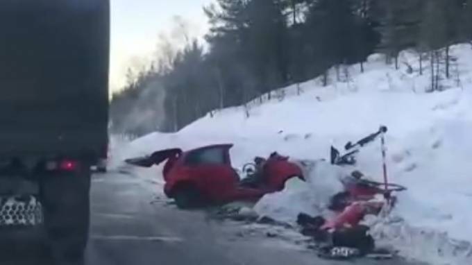 Видео: В Мурманской области на трассе "Кола" в ДТП с грузовиком легковушку разорвало на части
