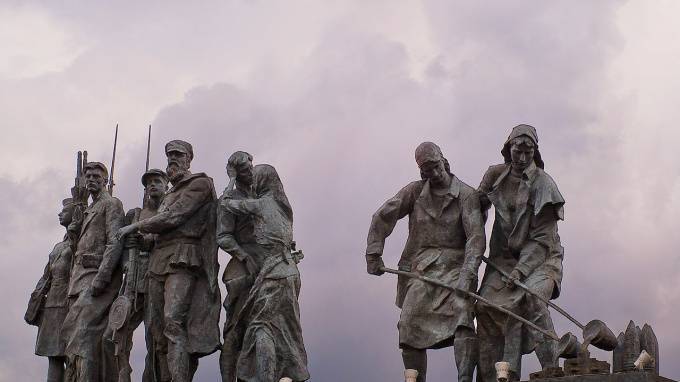 Подсветку Монумента героическим защитникам Ленинграда обновят