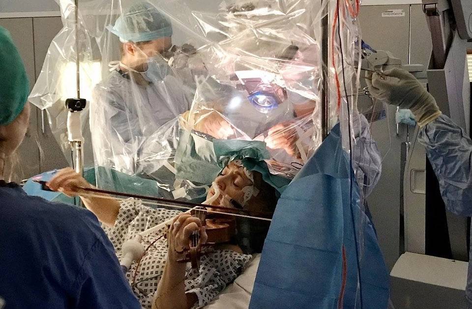 Хирурги спасли скрипачку, заставив ее играть во время операции