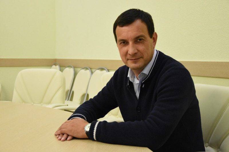 Главу фракции «Единой России» в Астрахани исключили из партии за угрозы журналисту