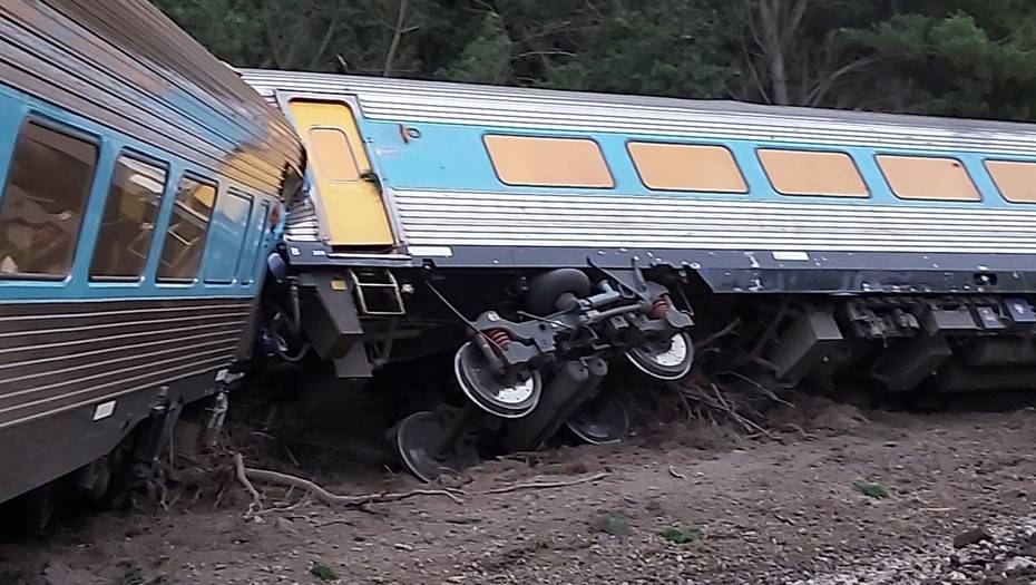 В Австралии пассажирский поезд сошел с рельсов, есть погибшие
