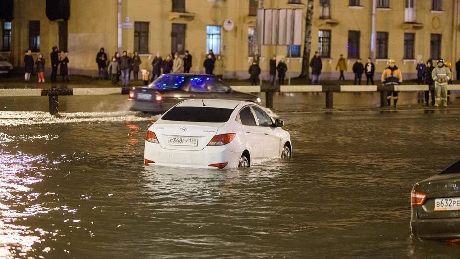 Водоканал Петербурга предупредил о подтоплениях на выходных из-за сильных дождей