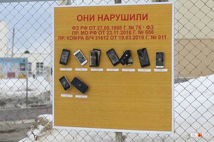 В российской воинской части смартфоны солдат прибили к доске позора