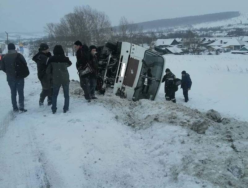 На кузбасской трассе автобус с пассажирами упал на бок