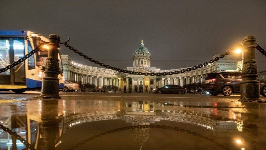 В Петербурге завели дело против мужчины, припарковавшего автомобиль в колоннаде Казанского собора