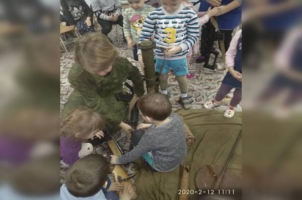 На мероприятии в краснодарском детском саду воспитанникам раздали муляжи гранат и автоматов