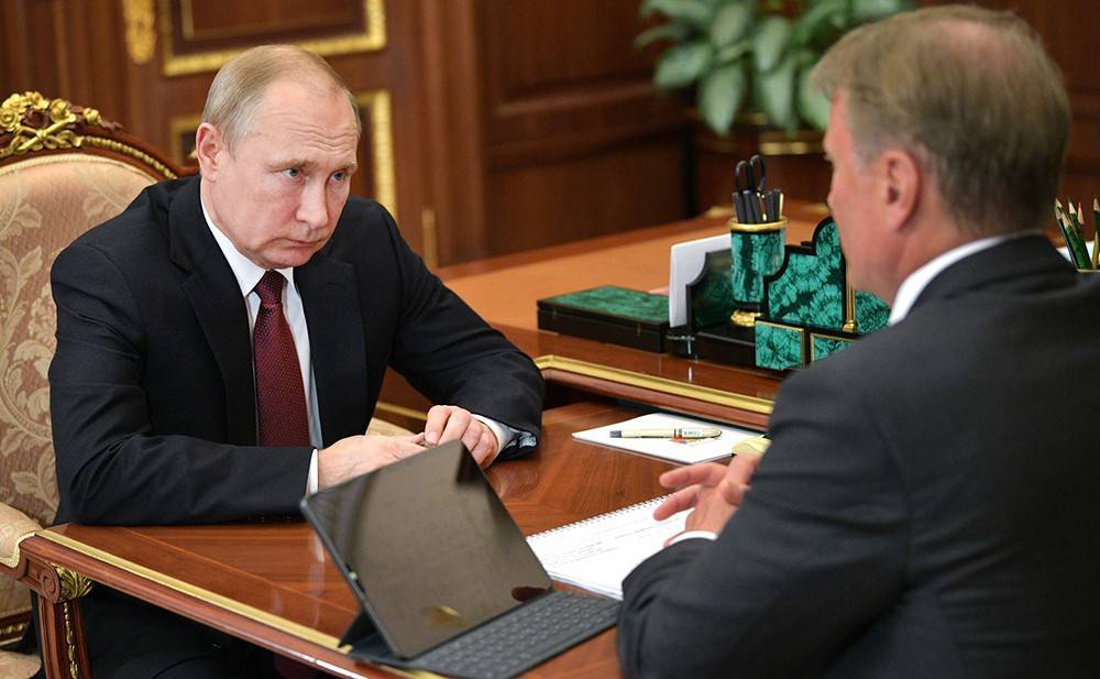 Песков объяснил, почему Путин и Греф провели короткую встречу