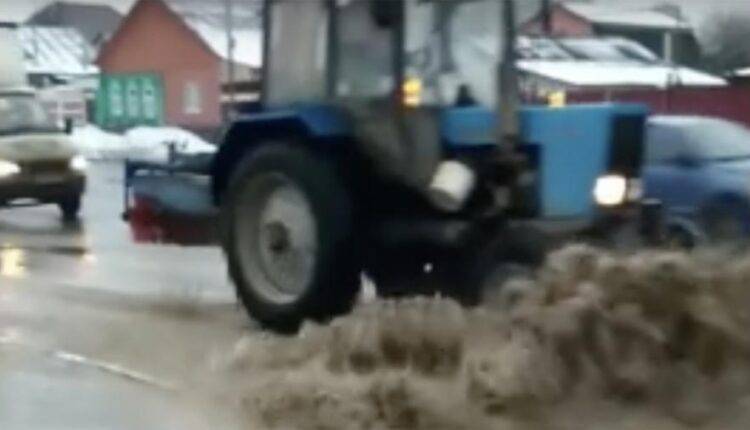 В Сети высмеяли «уборку» луж трактором в Саранске