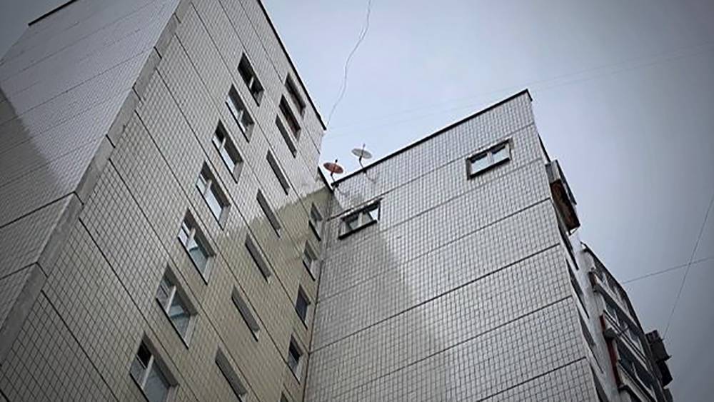 Москвич прорубил два окна в стене дома и вызвал гнев соседей (фото)