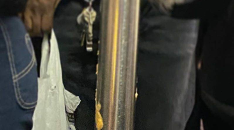 Неизвестные намеренно пачкают поручни вагонов метро Нью-Йорка арахисовой пастой
