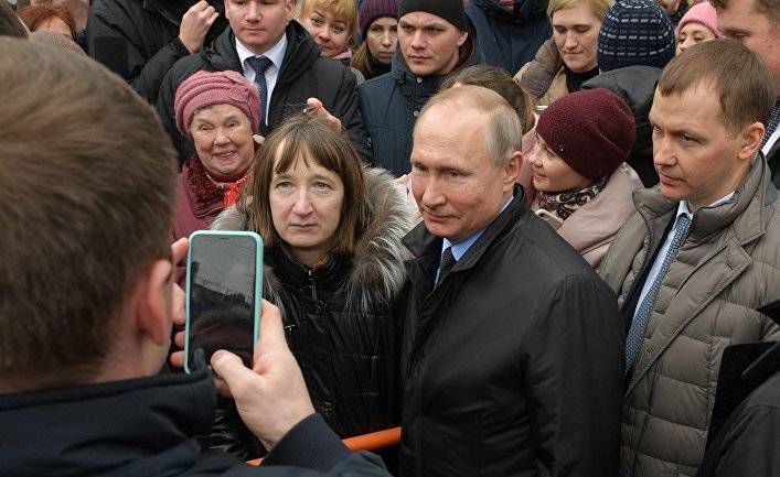 «А вы смогли бы прожить на 130 фунтов в месяц?»: опешившему Путину пришлось ответить на вопрос не по сценарию (Daily Mail, Великобритания)