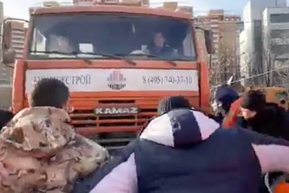 Сотрудники строительной компании избили протестующих москвичей и депутатов