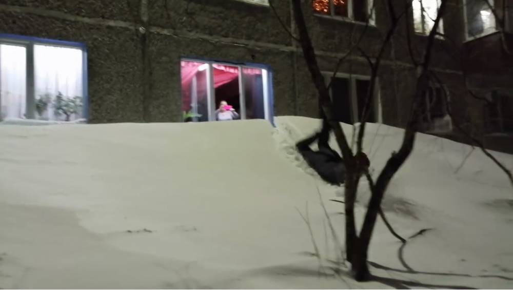 Жители Вортуты скатились со снежной горки из окна квартиры и записали видео