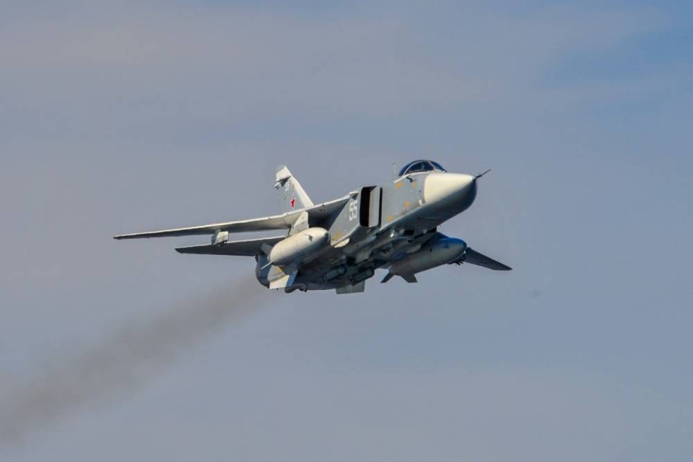 Российские Су-24 нанесли удары по террористам в сирийском Идлибе