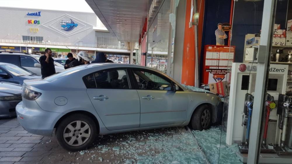Машина въехала в магазин в Хадере, ранена продавщица