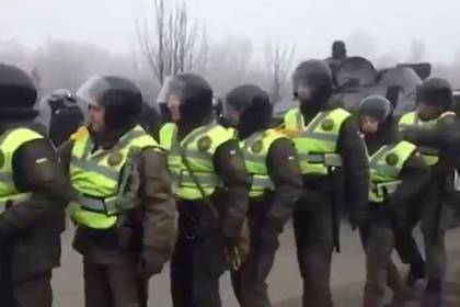 Протестующих против эвакуации украинцев из Уханя начали задерживать