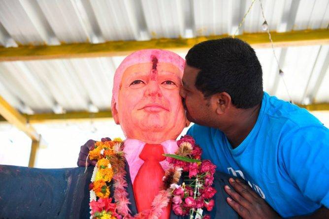 Мужчина из Индии молится статуе Дональда Трампа, называя его "богом"