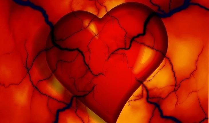 Врачи перечислили симптомы, предшествующие сердечному приступу