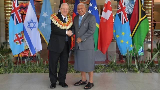 Президента Израиля встретили на Фиджи ожерельем с колокольчиками и зубом кита