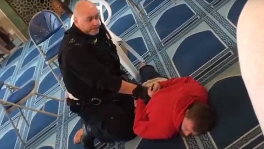 Неизвестный напал с ножом на людей в мечети в Лондоне