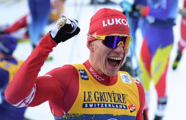 Александр Большунов выиграл масс-старт на Ski Tour со сломанной лыжной палкой