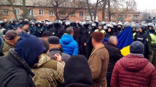 Украинцы вышли на протест против эвакуации соотечественников из Уханя