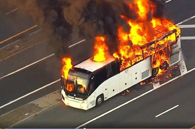 Автобус вспыхнул на автомагистрали в Нью-Джерси