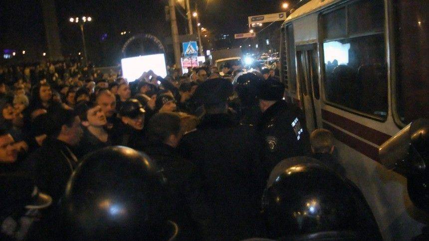 Украинцы устроили стычки с полицией, протестуя против эвакуации сограждан из КНР | Новости | Пятый канал