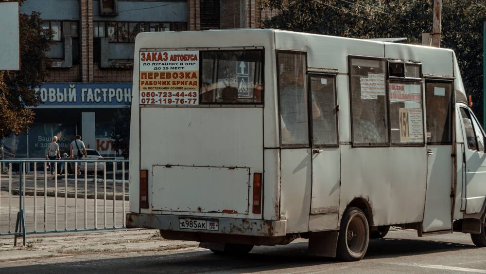 Украинцы забросали камнями автобусы с эвакуированными из Китая местными жителями