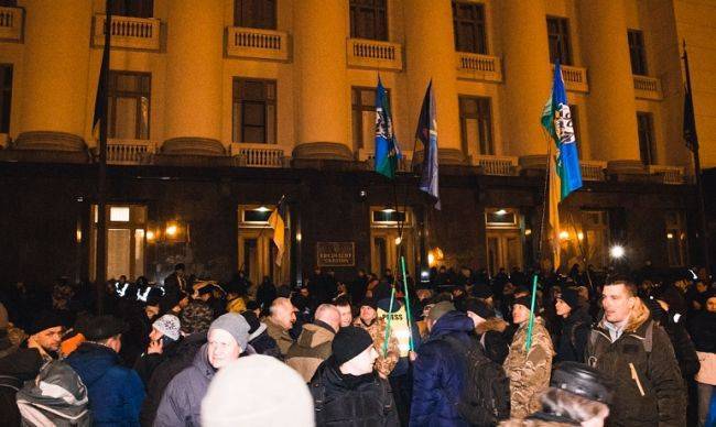 В Киеве «вече» в память Небесной сотни перекочевало с Майдана на Банковую — Новости политики, Новости Украины