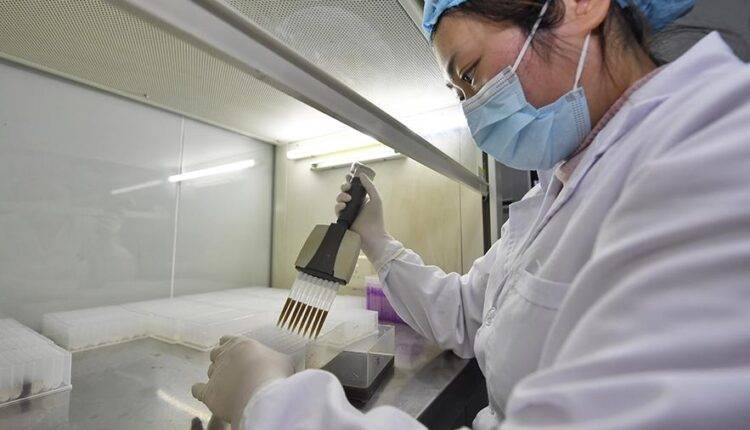 КНР назвала дату начала клинических испытаний вакцины от коронавируса