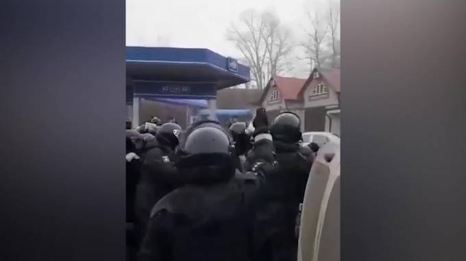 Автобусы с эвакуированными из Китая украинцами закидали камнями