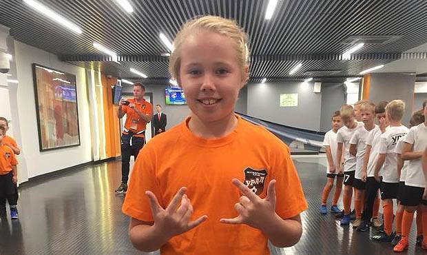 Организаторы чемпионата по мини-футболу отстранили от участия 11-летнюю девочку, которая играет в мальчишеской команде