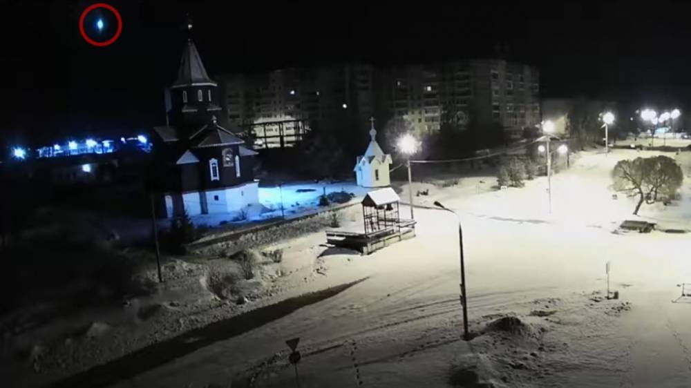 Камеры видеонаблюдения засняли падение метеорита в Карелии