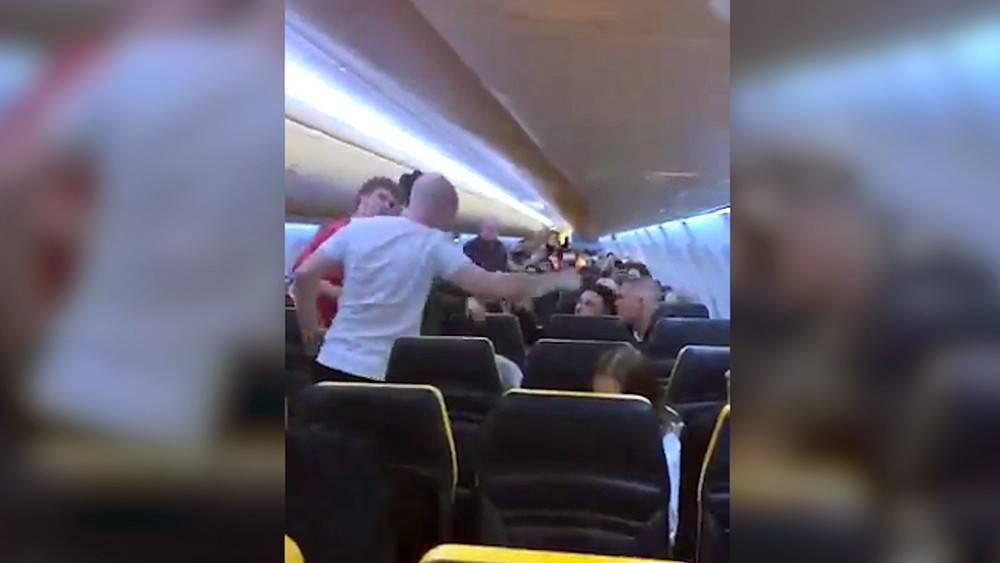 Пьяные пассажиры Ryanair напали на стюардессу (видео)