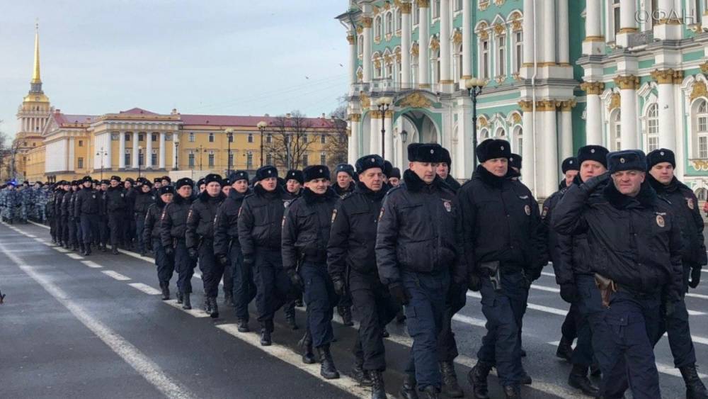 Строевой смотр подразделений правопорядка прошел на Дворцовой площади в Петербурге