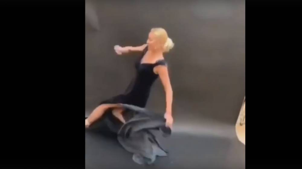 Волочкова в вечернем платье рухнула на пол во время фотосессии
