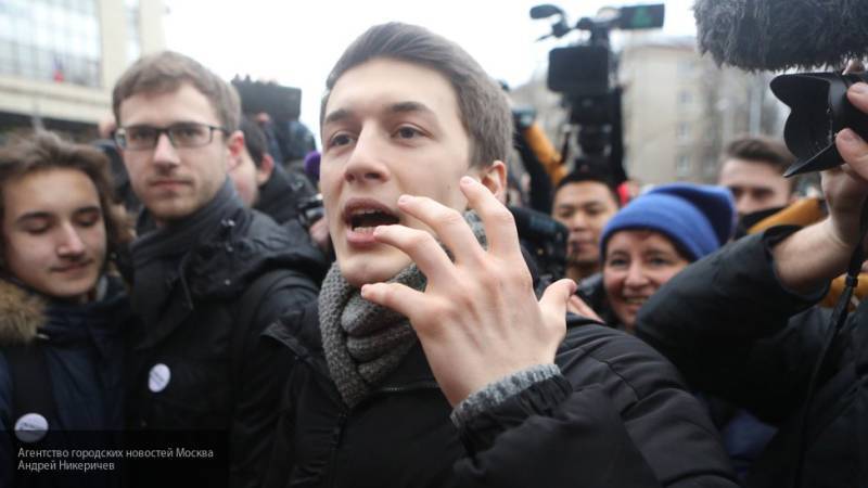 Осужденный за экстремизм Жуков вышел с пикетом в защиту фигурантов "Нового величия"
