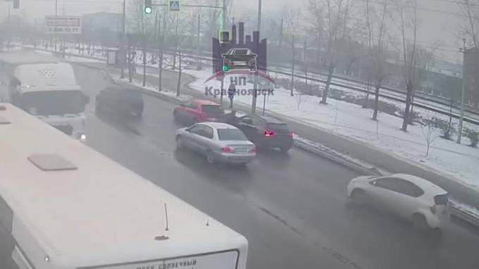 Видео: Неадекватный водитель распылил газ из баллончика в лицо беременной женщине в Красноярске