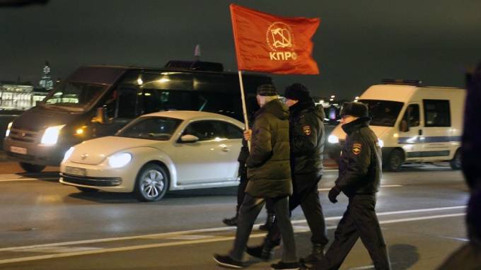 Шесть петербургских коммунистов не стали наказывать за шествие к "Авроре"