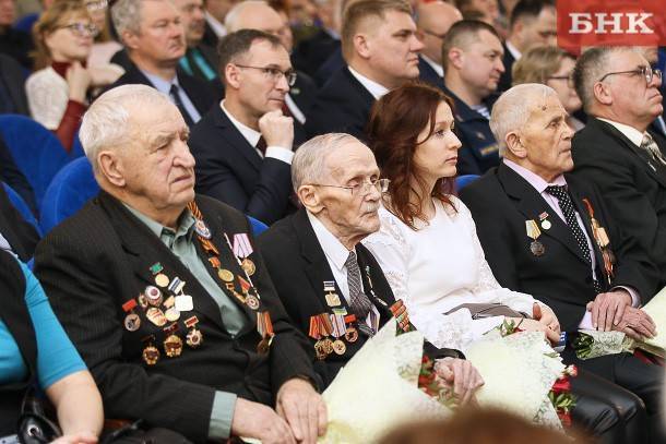 В Сыктывкаре ветеранов войны наградили юбилейными медалями