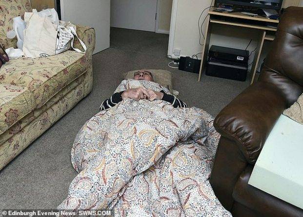 Пенсионер пролежал пять часов на полу со сломанным бедром в ожидании скорой помощи