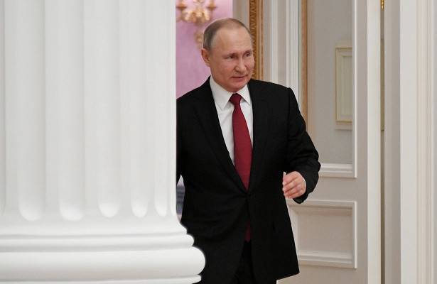 «Путин никуда не уходит»: Песков успокоил россиян